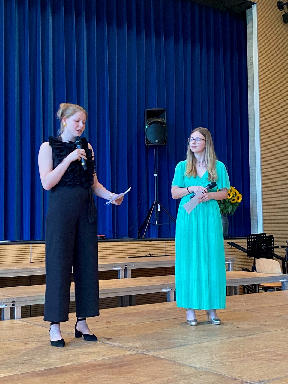 Schülerinnenreden von Alessya Böhmisch und Mia Janett
