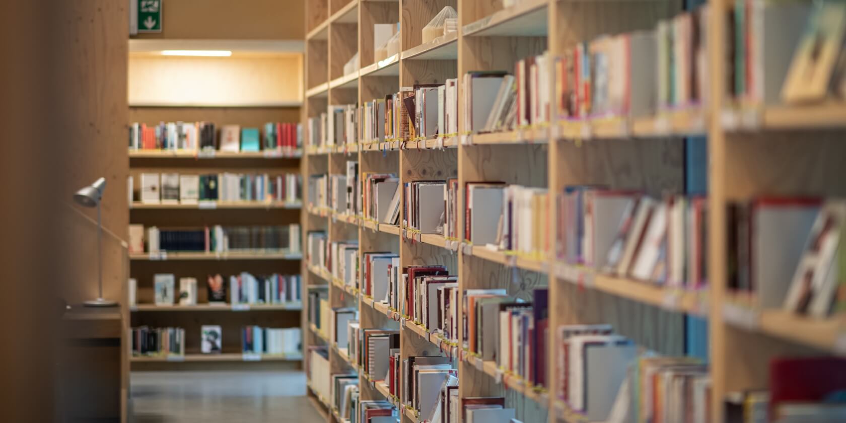 Bücherregale in der Mediothek