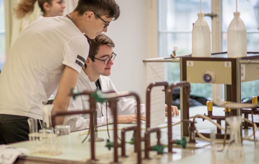 Schüler im Chemie Labor beim Experimentieren